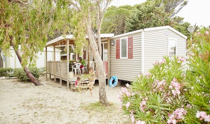 Famille devant un mobil-home