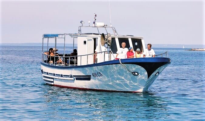 Bateau de promenade en mer