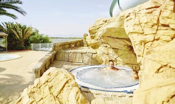 Jacuzzi dans l'espace aquatique de la Presqu'île