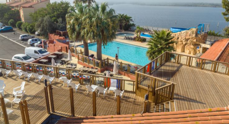 vue d'ensemble restaurant piscine